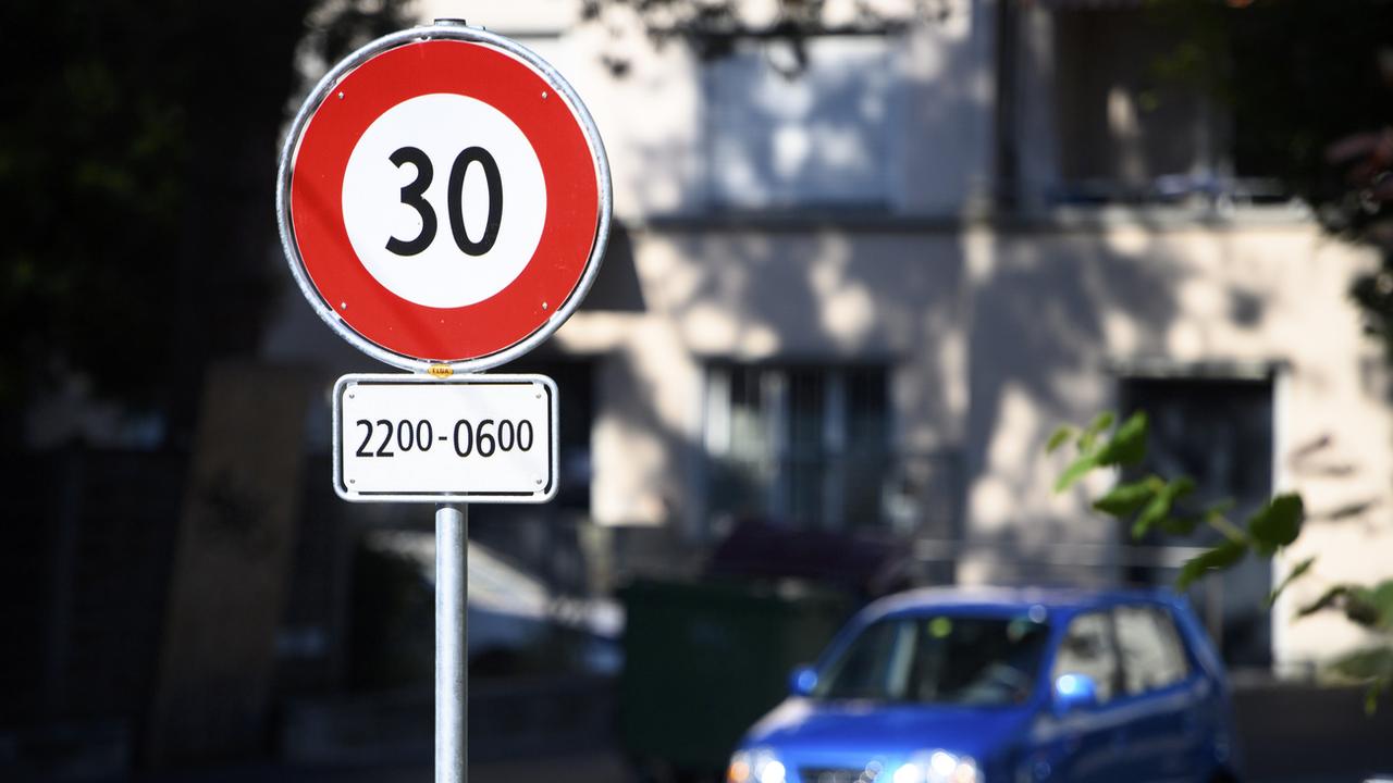 A Genève, le plan du canton pour lutter contre le bruit routier, qui généralise la limite de vitesse à 30 km/h sur près de 300 axes, est attaqué sur plusieurs fronts. [Keystone - Laurent Gillieron]
