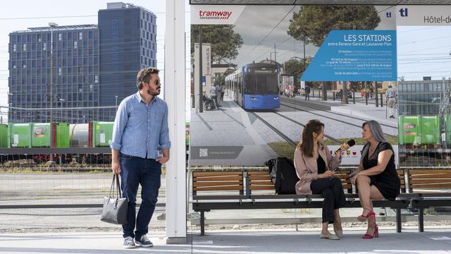 La conseillère d'État vaudoise Nuria Gorrite (droite) répond a une journaliste, lors de la présentation de la première station du tramway lausannois, vendredi 15 septembre 2023 à Renens. [Keystone - Martial Trezzini]