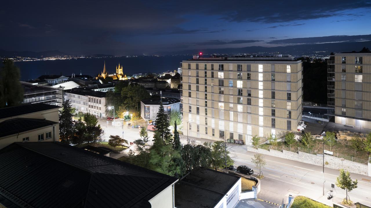 La rue du Bugnon illuminée la nuit à Lausanne, le 21 aout 2022. [Keystone - Gaetan Bally]