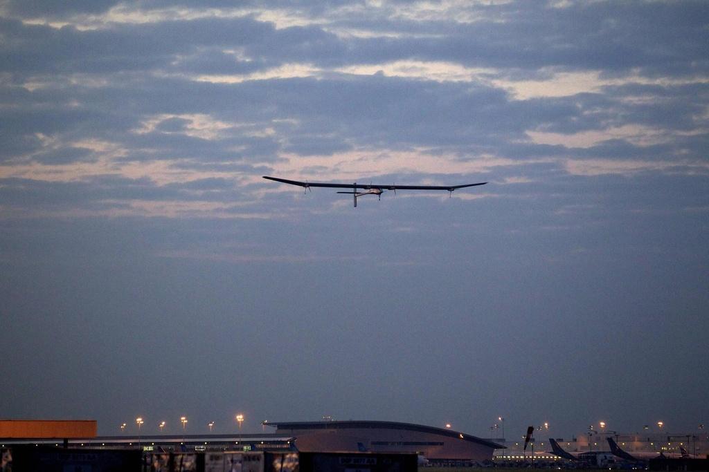 L'avion propulsé à l'énergie solaire a décollé mardi à 05H10 de l'aéroport de Bruxelles. [KEYSTONE - EPA/NICOLAS MAETERLINCK]