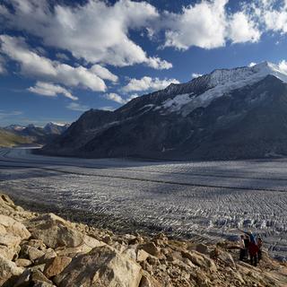 Les glaciers, ici celui d'Aletsch, diminuent d'année en année à cause du réchauffement climatique. [Keystone - Denis Balibouse]