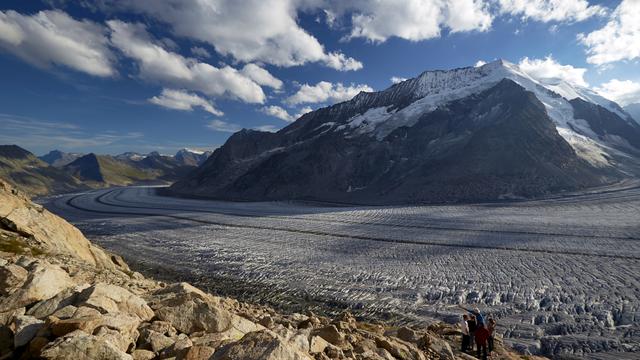 Les glaciers, ici celui d'Aletsch, diminuent d'année en année à cause du réchauffement climatique. [Keystone - Denis Balibouse]