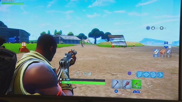 Le principe de Fortnite rappelle les romans Hunger Games. Cent joueurs sont parachutés sur une île déserte et doivent s'entretuer jusqu'à ce qu'il n'en reste qu'un. [RTS]