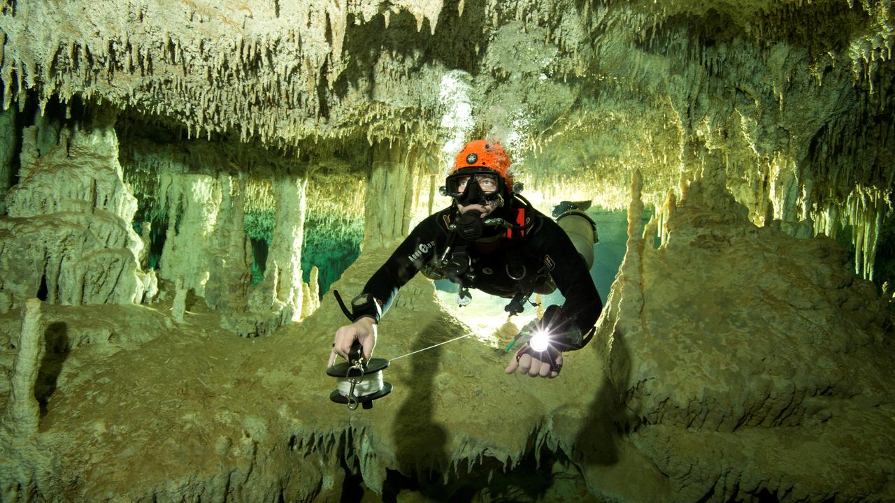 Un plongeur mesure la longueur du système de cavernes sous-marines de Sac Aktun, où ont été découverts différents ossements et objets. [Via Reuters - Image fournie par un tiers]