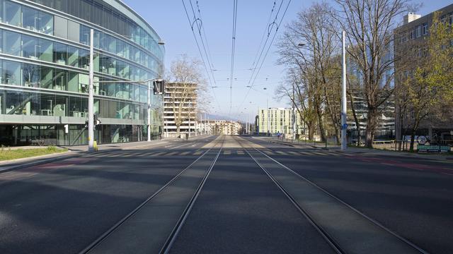 Les rues vidées de leur trafic pendant le confinement ont permis de diminuer les nuisances sonores. [Keystone - Salvatore Di Nolfi]