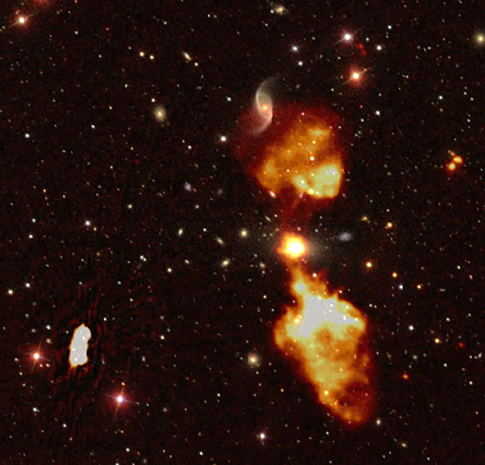 Image d'une galaxie et son trou noir supermassif éjectant des jets de matière, superposée à une image optique du ciel. [Observatoire de Paris -PSL via AFP - Cyril Tasse]