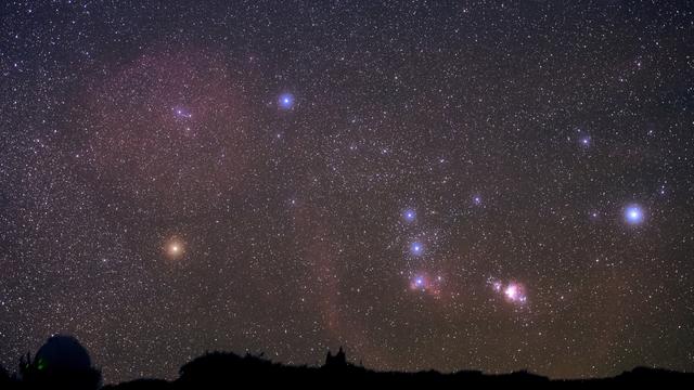 La constellation d'Orion photographiée en longue pause depuis La Palma. A gauche, on aperçoit Bételgeuse, avec sa couleur orangée. [AFP - B.A.Tafreshi / Leemage]