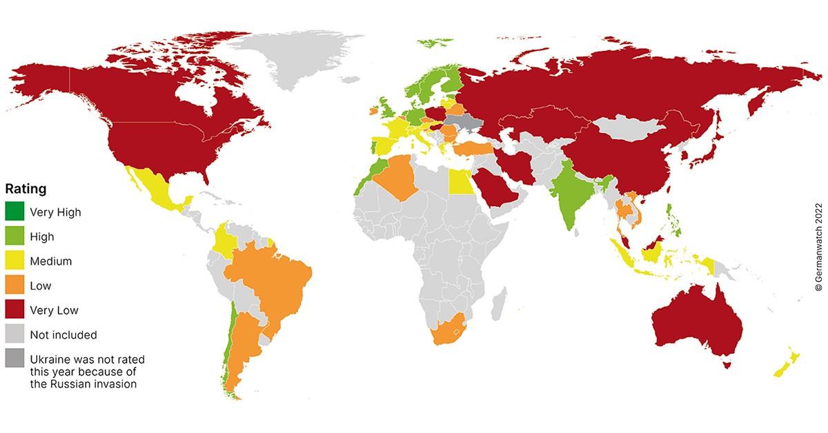 La Suisse est en jaune (résultats "moyen") au classement de l’indice de la protection du climat 2023. [Capture d'écran / Germanwatch 2022]