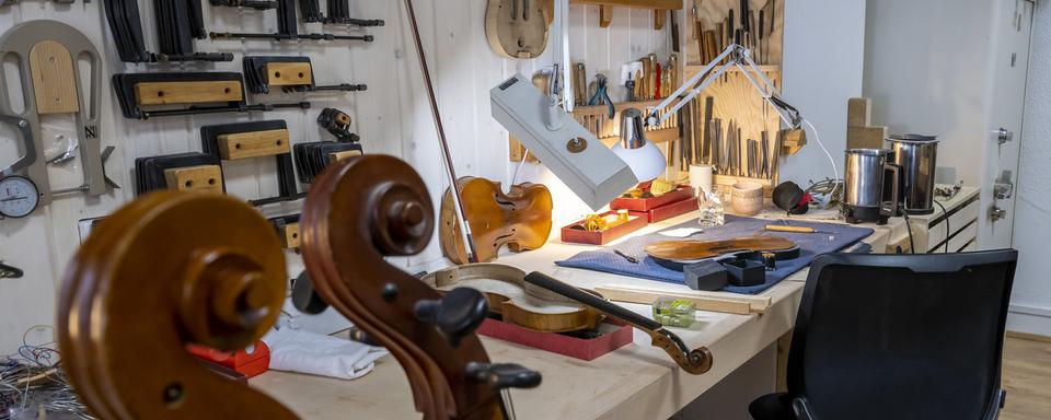 Un vue d'un atelier de luthier avec ses outils, le jeudi 22 décembre 2022 à Genève. [Keystone - Martial Trezzini]