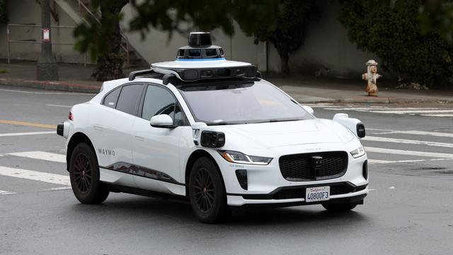 Une voiture autonome Waymo dans les rues de San Francisco en avril 2022 [GETTY IMAGES VIA AFP - JUSTIN SULLIVAN]