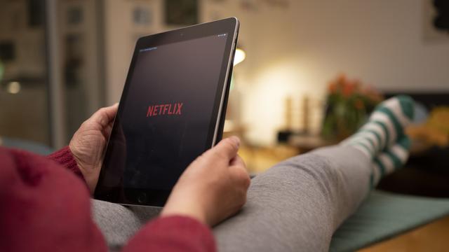 Il faudra désormais s'acquitter de près de 6 francs par mois de supplément afin de partager son accès Netflix avec un membre d'un autre foyer. [Keystone - Christian Beutler]