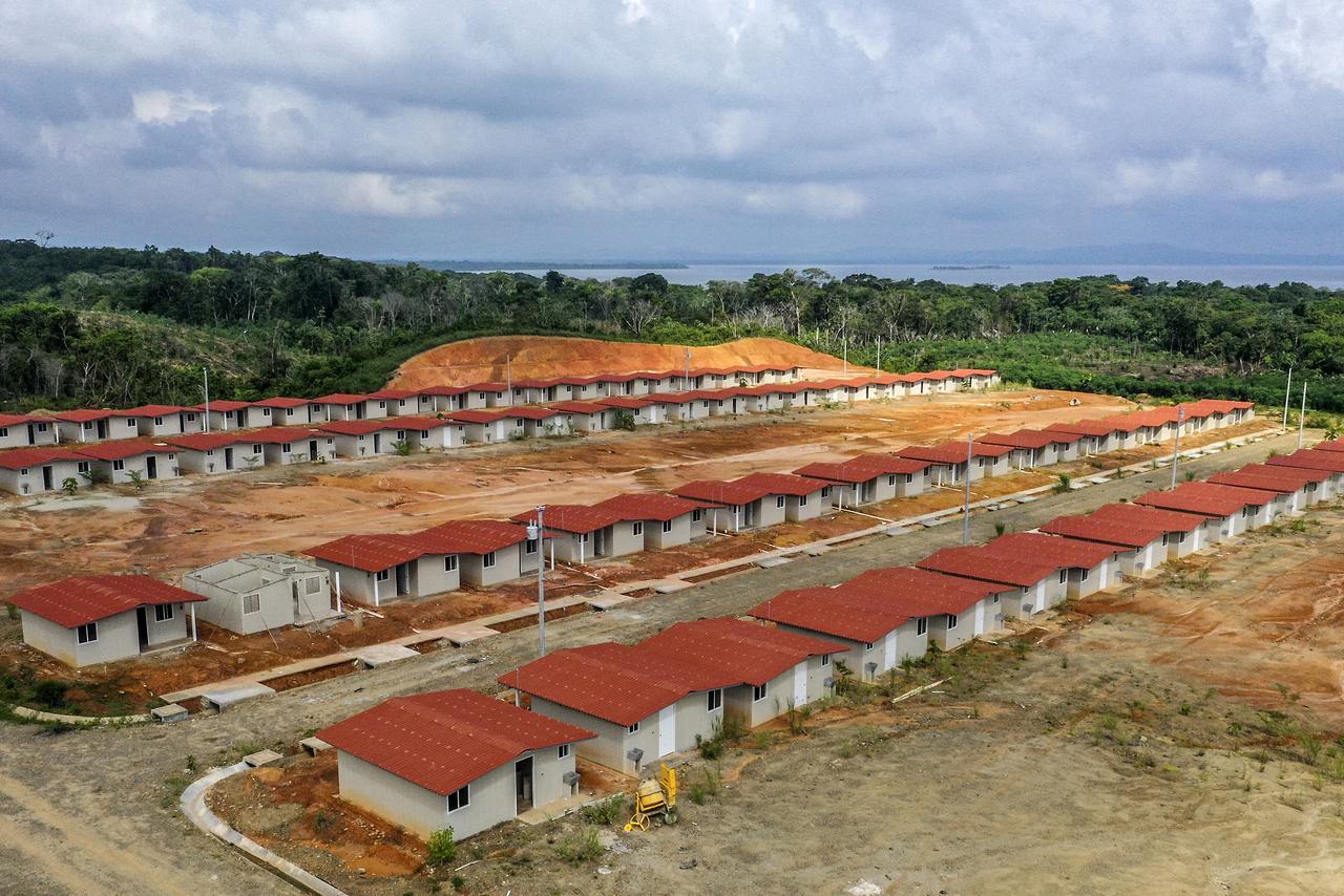 Vue aérienne du terrain de 22 hectares où les 300 familles indigènes seront relogées. [AFP - Luis ACOSTA]