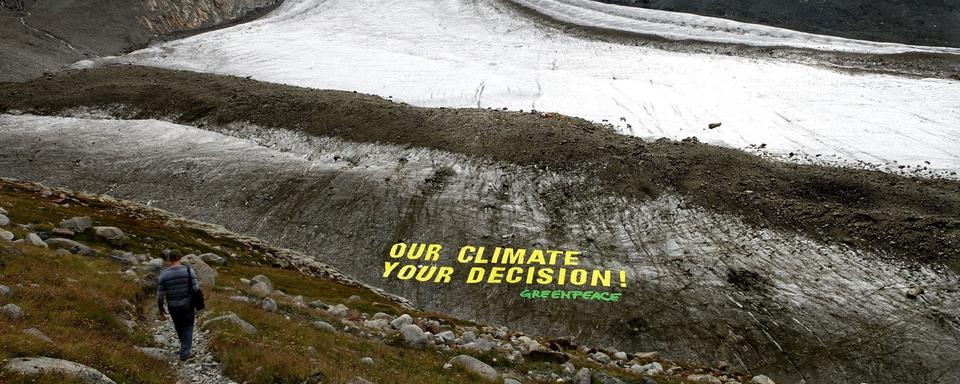 Une action de Greenpeace sur le glacier du Gorner, près de Zermatt, en 2009. [Keystone - Jean-Christophe Bott]