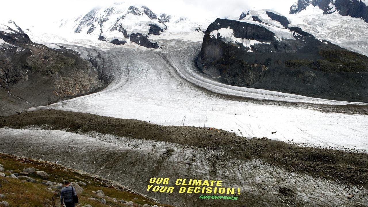 Une action de Greenpeace sur le glacier du Gorner, près de Zermatt, en 2009. [Keystone - Jean-Christophe Bott]