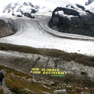 Une action de Greenpeace sur le glacier du Gorner, près de Zermatt, en 2009. [Keystone - Jean-Christophe Bott]