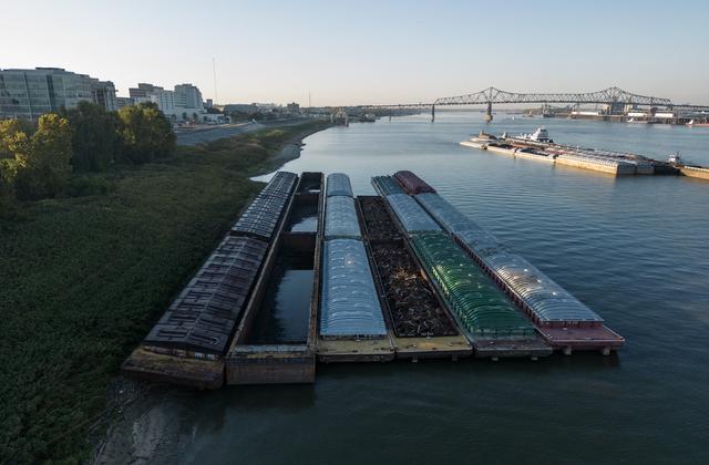 Des barges de charbon sont bloquées sur la berge après que le niveau d'eau du Mississippi a chuté à des niveaux presque historiques à Baton Rouge, en Louisiane, le 18 octobre 2023. [AFP - ANDREW CABALLERO-REYNOLDS]