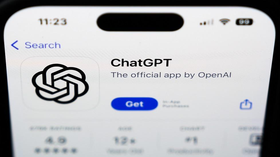 Le logo de l'application ChatGPT, un robot basé sur l'intelligence artificielle (IA), visible sur un téléphone portable. (image d'illustration) [KEYSTONE - MATT ROURKE]