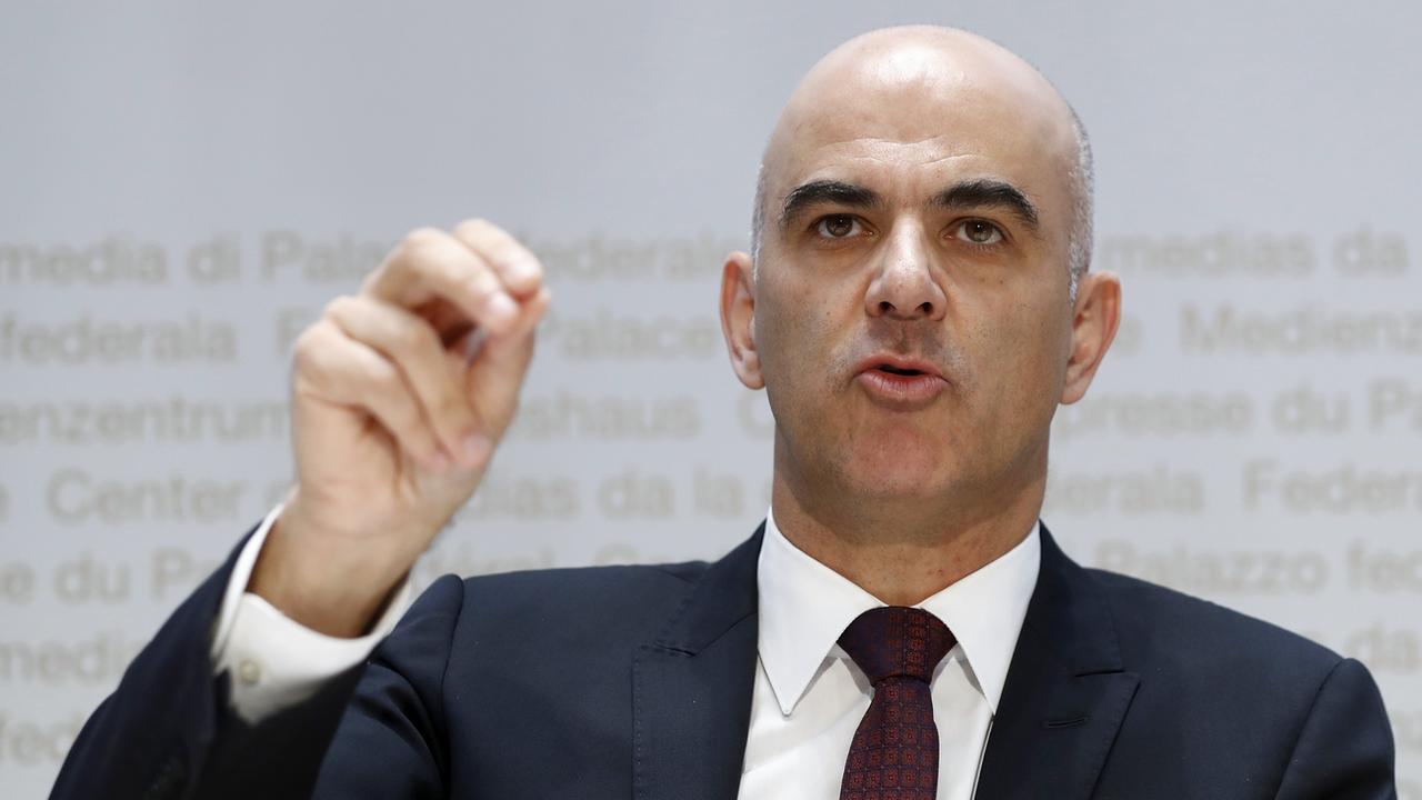 Alain Berset assure que la révision de la loi sur la surveillance des assurés crée de la transparence. [Keystone - Peter Klaunzer]