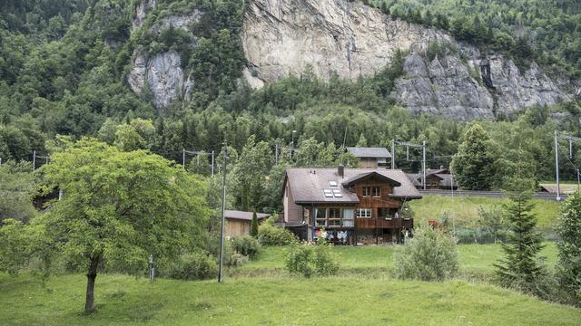 Depuis l'explosion meurtrière, de nombreuses munitions sont restées enfouies dans la montagne. [Keystone - Peter Schneider]