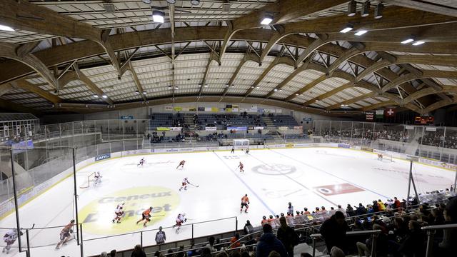 La patinoire de Morges n'est pas faite pour le curling et aurait nécessité des travaux conséquents. Pour les réaliser, elle aurait dû être fermée durant deux mois, en pleine saison. [Keystone - Martial Trezzini]