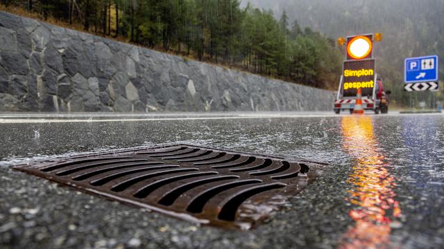 L'axe du col du Simplon (VS) a été fermé à la circulation lundi. [Keystone - Andrea Soltermann]