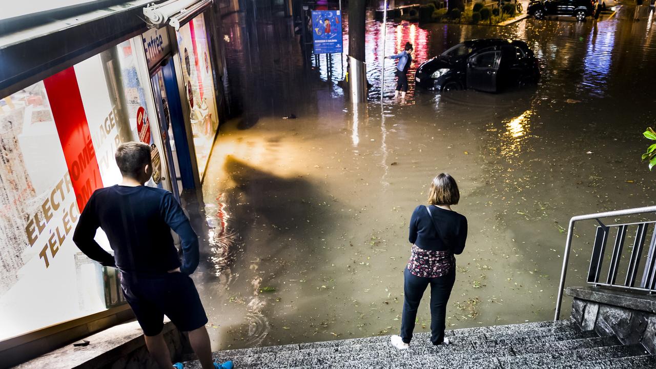 Des pluies torrentielles ont inondé la ville de Lausanne le 11 juin 2018 faisant pour 32 millions de dégâts. Il était tombé 41 millimètres de pluie en 10 minutes. [Keystone - Jean-Christophe Bott]