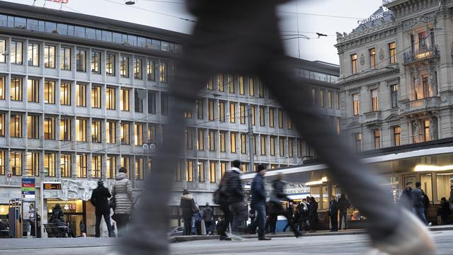 Un passant sur la Paradeplatz de Zurich. [Keystone - Gaetan Bally]