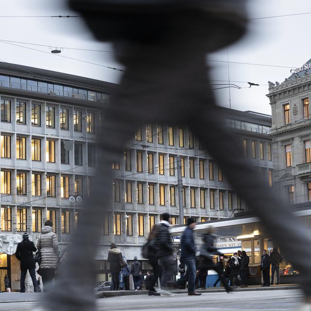 Un passant sur la Paradeplatz de Zurich. [Keystone - Gaetan Bally]