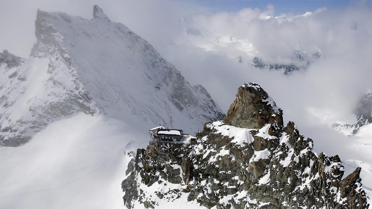 Vue sur la cabane Berthold, qui est sur l'itineraire de la partouille des glaciers. [Keystone - Olivier Maire]