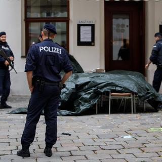 Des policiers autrichiens sur le lieu de l'attentat à Vienne. [EPA - Florian Wieser]