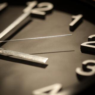 Dimanche à 03h00, il faudra reculer les horloges à 02h00 (mais il est aussi possible de le faire avant, pas besoin de se réveiller uniquement pour ça). [Keystone/DPA - Friso Gentsch]