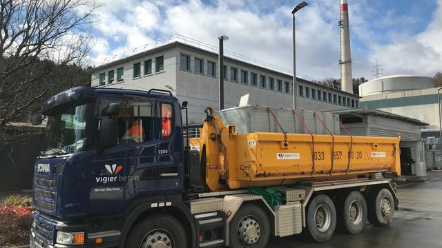 Deux premiers blocs de béton ont quitté la centrale de Mühleberg. [RTS - Alain Arnaud]