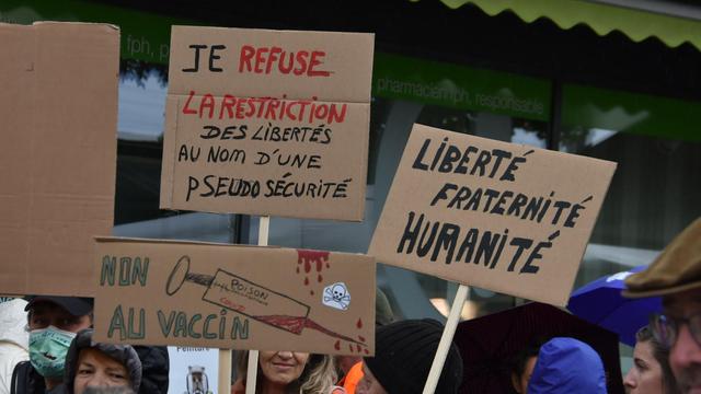 Des manifestants ont exprimé samedi à Delémont leur scepticisme face aux mesures contre le Covid. [RTS - Gaël Klein]