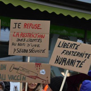 Des manifestants ont exprimé samedi à Delémont leur scepticisme face aux mesures contre le Covid. [RTS - Gaël Klein]