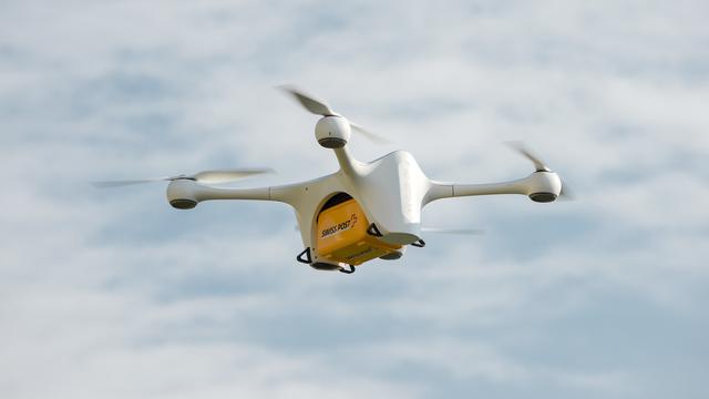 Les drones de la Poste peuvent reprendre leur envol [Keystone/Ti-Press - Pablo Gianinazzi]