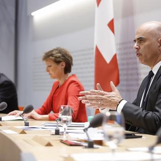 Les conseillers fédéraux Guy Parmelin, Simonetta Sommaruga et Alain Berset (g. à d.) en conférence de presse. [Keystone - Peter Klaunzer]