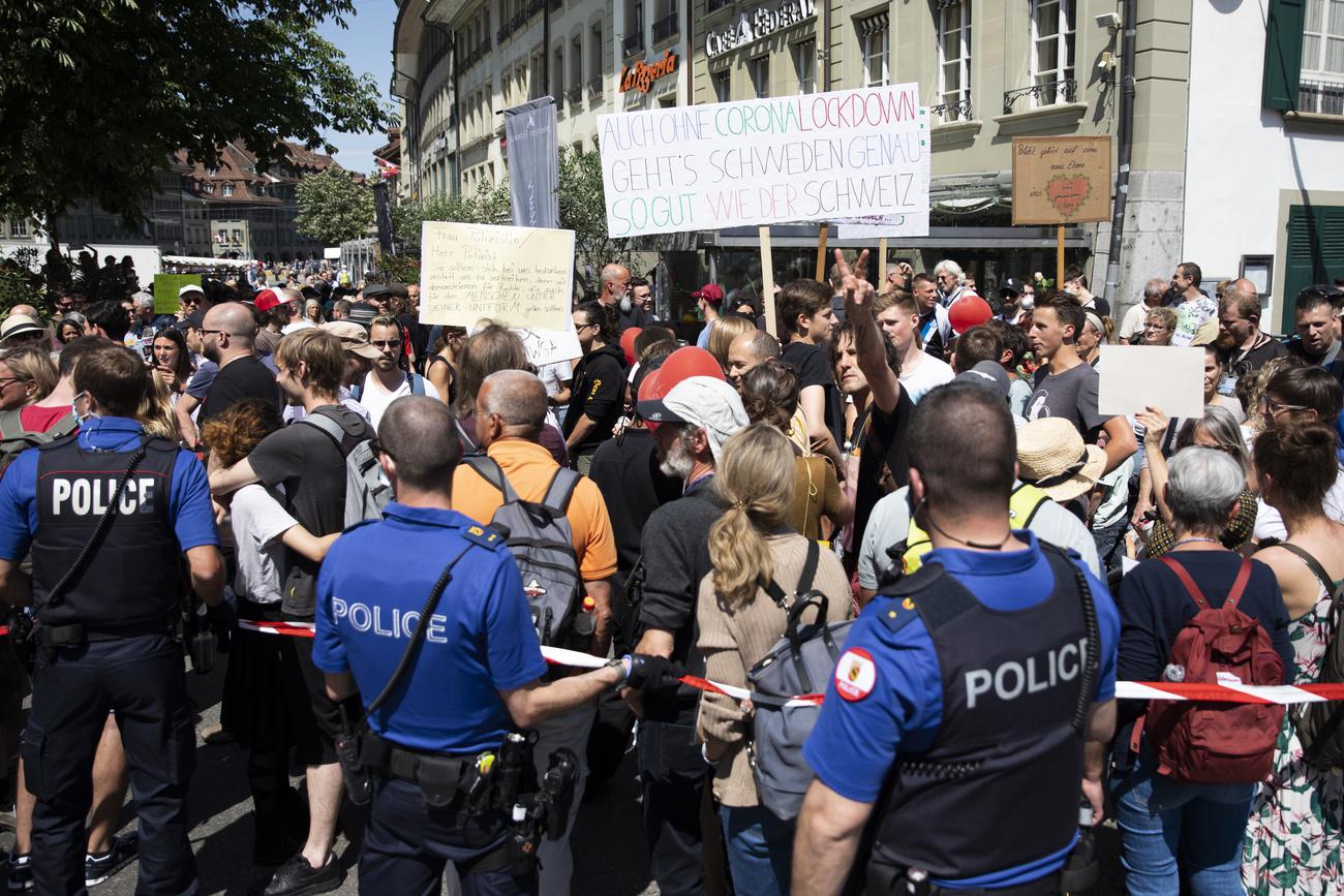 Une manifestation contre les restrictions liées au coronavirus a été dispersée samedi à Berne. [Keystone - Peter Klaunzer]