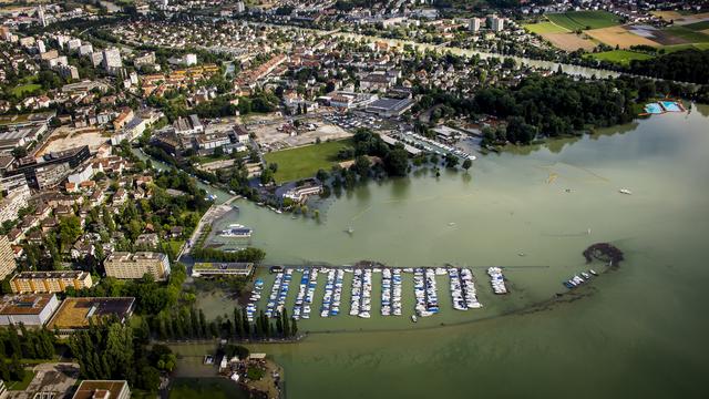 Vue aérienne des inondations à Bienne. [Jean-Christophe Bott]