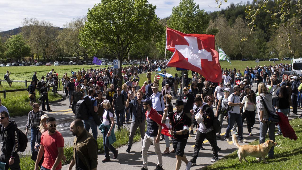 Environ 1500 personnes ont manifesté samedi à Aarau contre les mesures anti-Covid. [Keystone - Ennio Leanza]