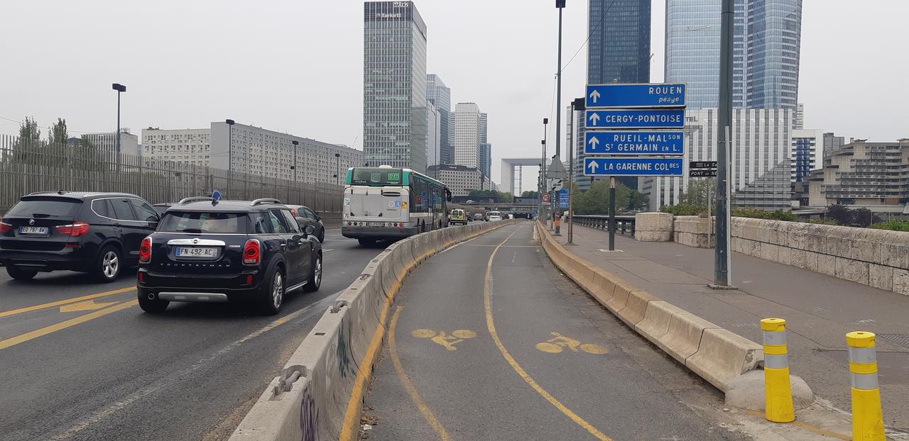 Avec la crise sanitaire du Covid, la mairie de Paris a aménagé 60 km de pistes cyclables provisoires, comme celle-ci desservant le quartier d’affaire de la Défense [Radio France - Sandy Dauphin]