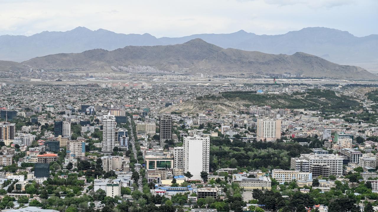 Les autorités ont réussi à faire sortir 15 personnes liées à la suisse de plus d'Afghanistan. Sur la photo, sa capitale, Kaboul. Image d'illustration [AFP - WAKIL KOHSAR]