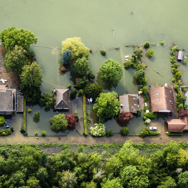 La crue du lac de Bienne a atteint vendredi un niveau historique de 430,89 mètres. [Keystone - Jean-Christophe Bott]