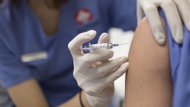 Les préparatifs en vue de la vaccination de rappel ont également été lancés. Il faudra néanmoins compter au mieux six mois pour que les vaccins soient adaptés. [Keystone - Gaetan Bally]