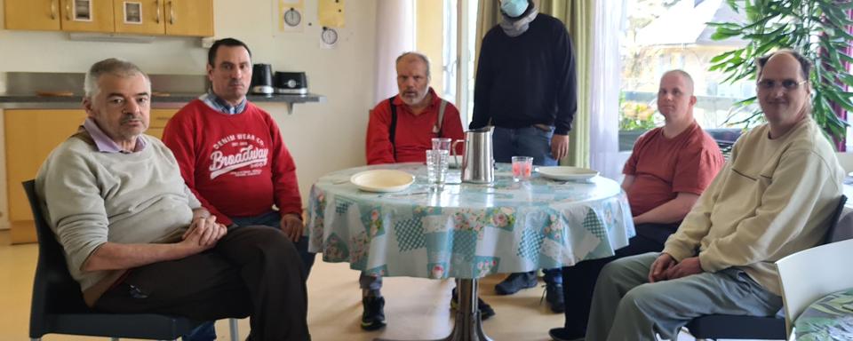 Un groupe de résidents de la fondation Eben Hézer à Lausanne [RTS - Katia BITSCH]