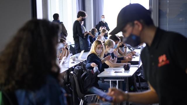 Une étudiante se fait contrôler son certificat Covid à l'Université de Lausanne. [Keystone - Laurent Gillieron]