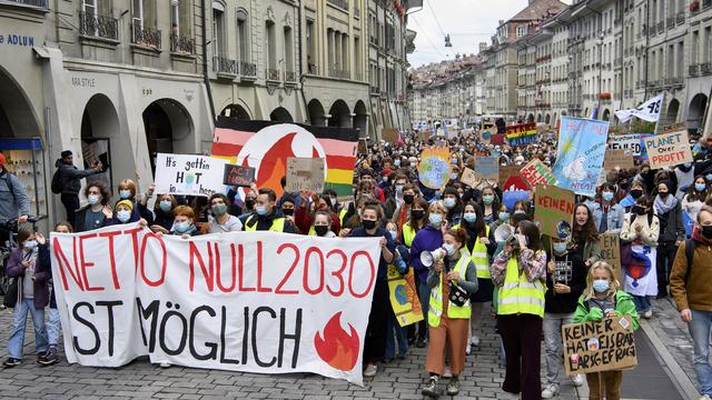 Des milliers de personnes ont manifesté le vendredi 22 octobre 2021 à Berne pour le climat. [Keystone - Anthony Anex]