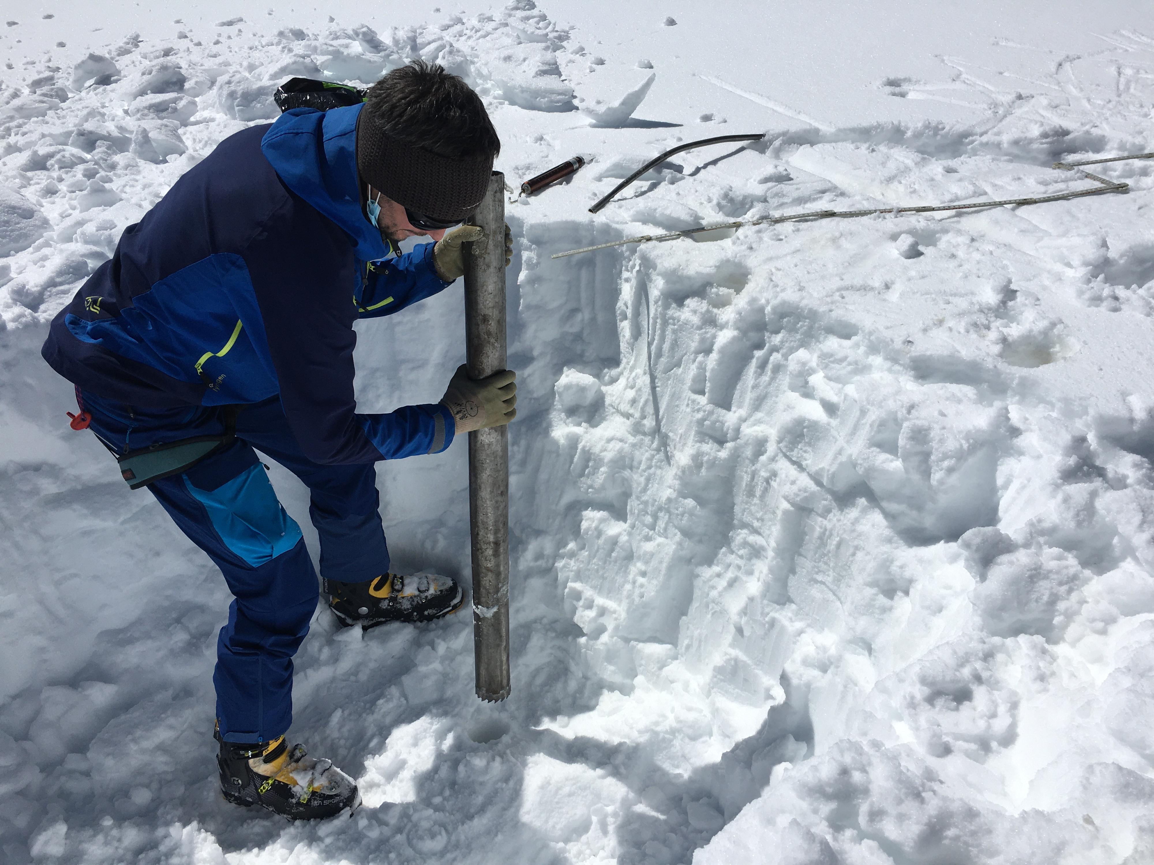 Mauro Fischer, glaciologue à l'Université de Berne effectue des mesures [RTS - Julie Rausis]