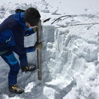 Mauro Fischer, glaciologue à l'Université de Berne effectue des mesures [RTS - Julie Rausis]