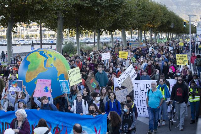 A Genève près de 2000 personnes ont manifesté en faveur du climat, selon la police. [Keystone - Salvatore Di Nolfi]