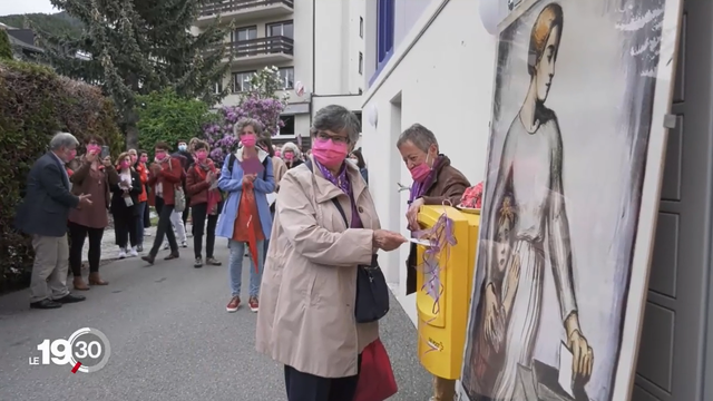 Les Femmes socialistes suisses à Unterbäch (VS) pour les 50 ans du suffrage féminin [RTS]